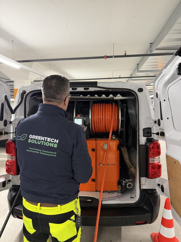 Greentech-Mitarbeiter mit Firmenlogo am Rücken