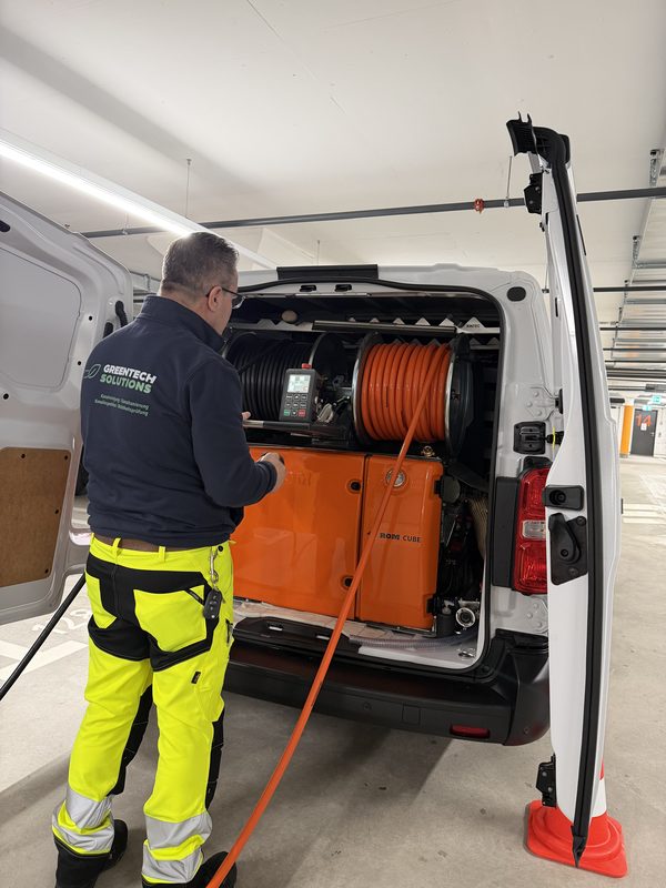 Greentech-Mitarbeiter beim Bedienen der Spülpumpe