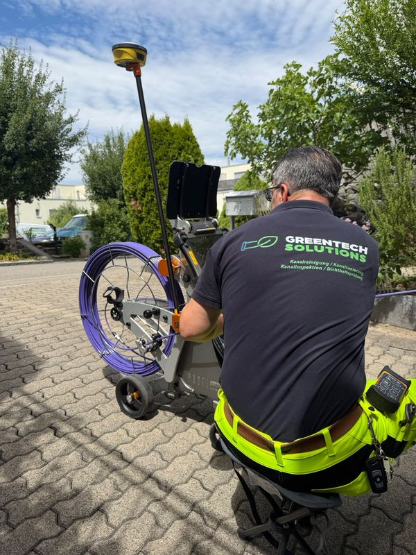 TV-Inspektionssystem mit Schubkabel-Haspel und GPS-Antenne, ein Greentech-Techniker bereitet die Kamerafahrt vor