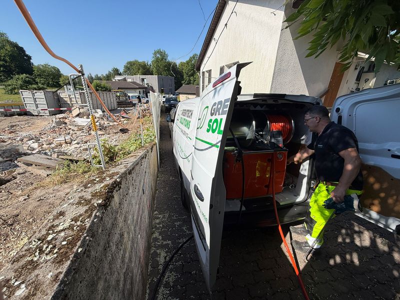 Greentech Spülfahrzeug mit Hochdruck-Equipment am Einsatzort